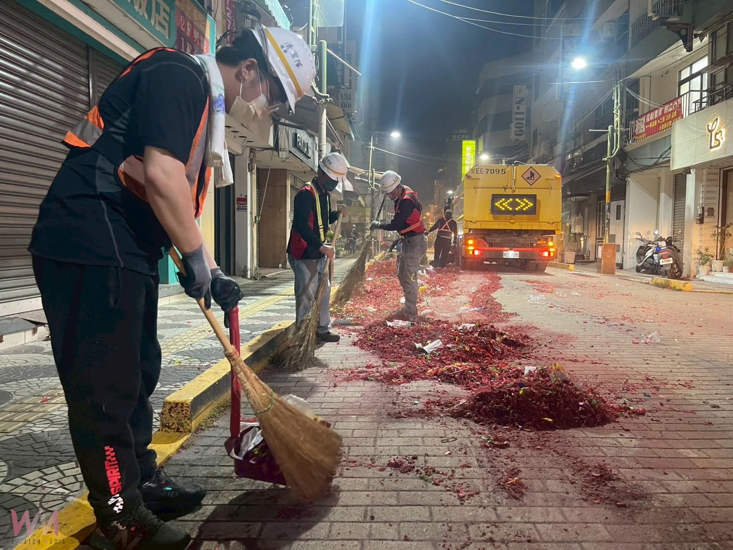 回鑾後街道滿地屑 清潔隊連夜清掃如戰場 在地民眾心疼基層 - https://www.watchmedia01.com