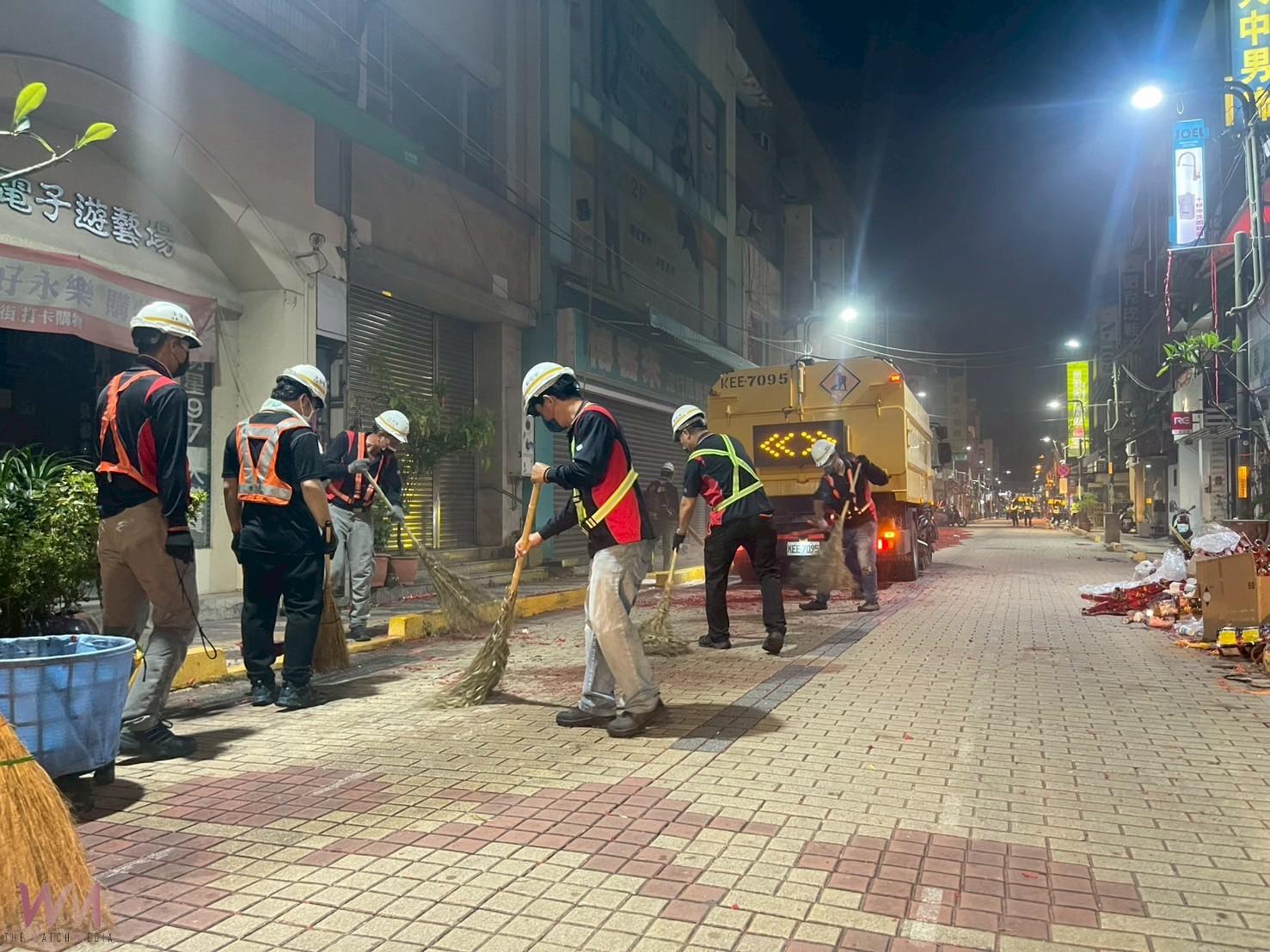 回鑾後街道滿地屑　清潔隊連夜清掃如戰場　在地民眾心疼基層 - https://www.watchmedia01.com