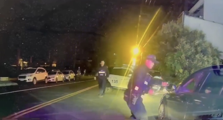 闖紅燈遇警加速逃逸  追緝破窗發現車內竟藏毒品 - https://www.watchmedia01.com