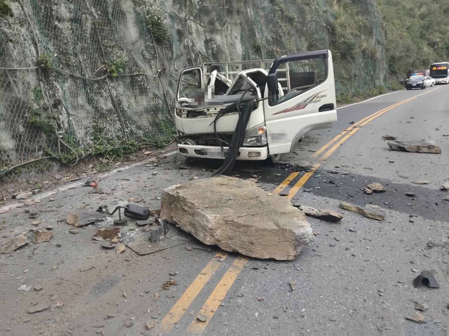 台七甲落石擊中車輛 副駕OHCA駕駛受困 - https://www.watchmedia01.com