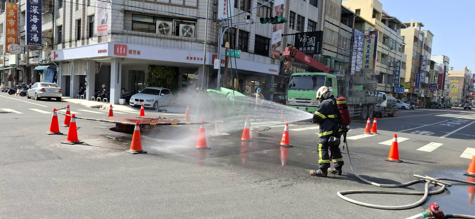 施工挖破瓦斯管　瓦斯外洩驚動居民  消防急灑水止漏防護 - https://www.watchmedia01.com