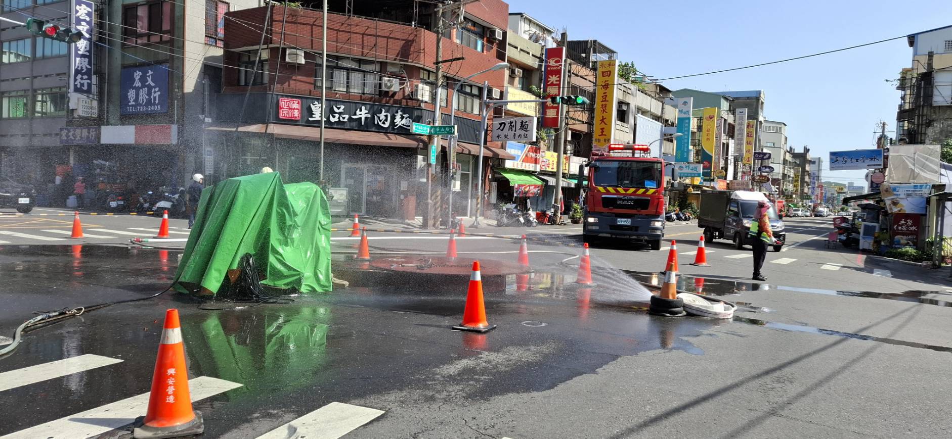 施工挖破瓦斯管　瓦斯外洩驚動居民  消防急灑水止漏防護 - https://www.watchmedia01.com