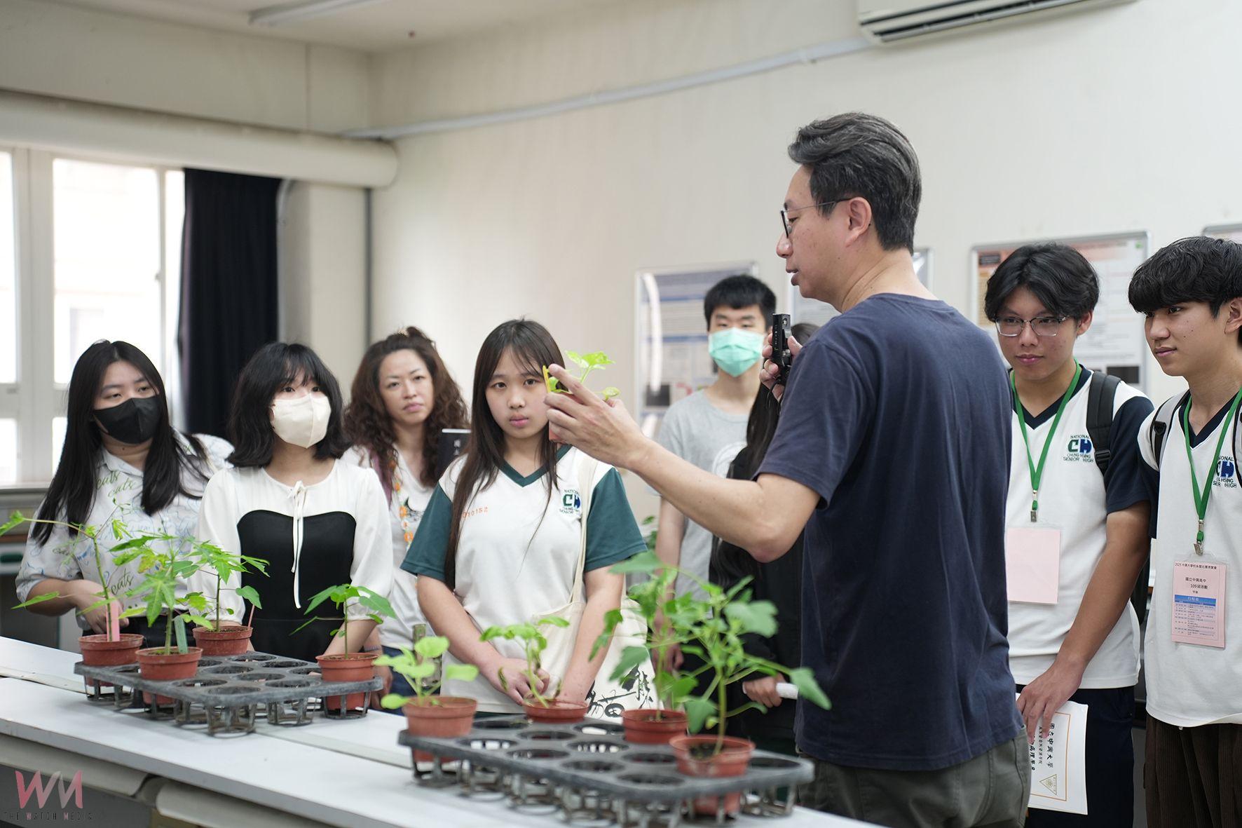 中興大學Open House系所博覽會熱鬧登場　61攤位展現多元特色 - https://www.watchmedia01.com