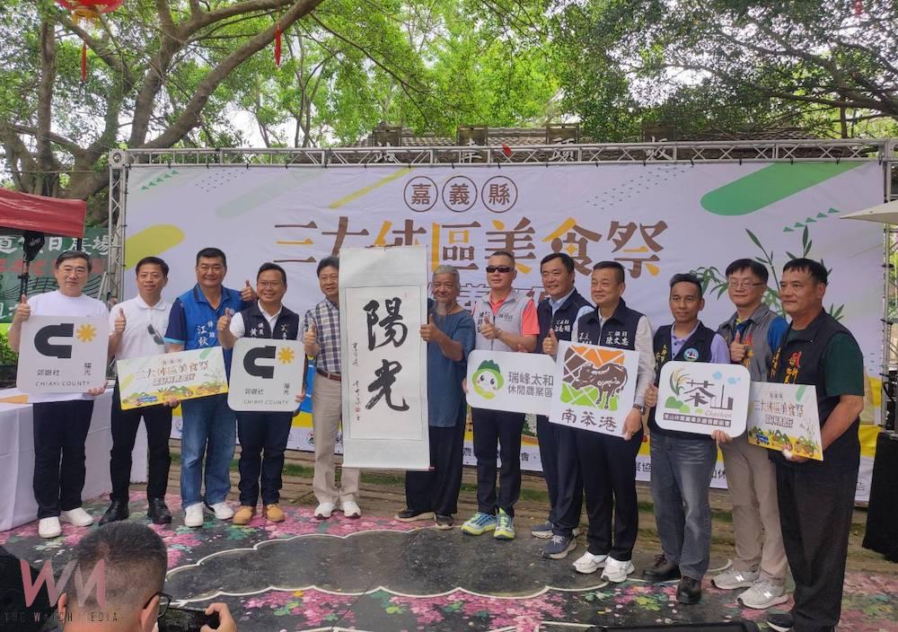 「嘉好料 義起玩」美食祭是嘉義縣陽光郊遊社的年度盛事，今(20)日上午，在新港鄉板陶車站集結「南笨港休閒農業區」、「瑞峰太和休閒農業區」、「茶山休閒農業區」等三大休閒農業區的優質農產品盛大登場。（圖/記者任禮清攝）