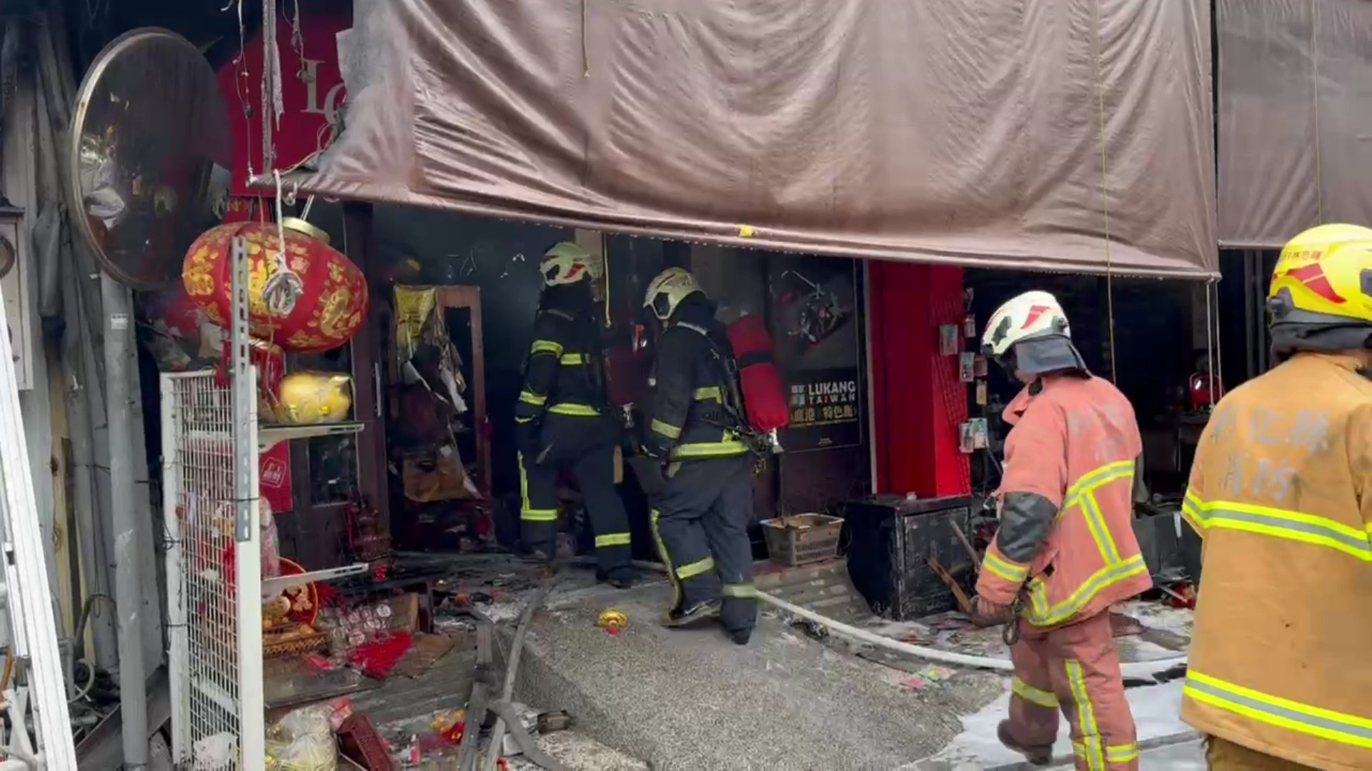 (有影片)/鹿港老街人氣小吃店火警!濃煙驚動遊客、店員著火衝出 - https://www.watchmedia01.com