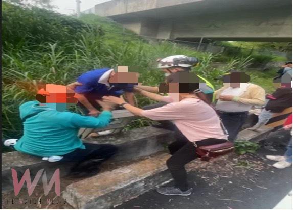 （有影片）／汪汪隊出動！失智阿嬤走失26小時　搜救犬草叢中找到她 - https://www.watchmedia01.com