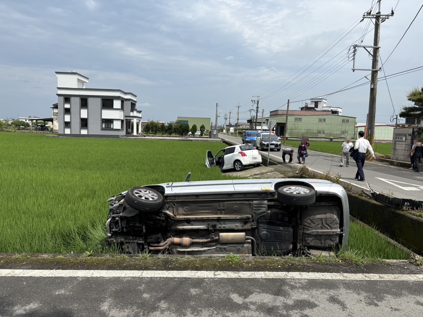 兩車互撞翻覆自小客駕駛高齡89歲 三人受傷送醫肇責待釐清 - https://www.watchmedia01.com