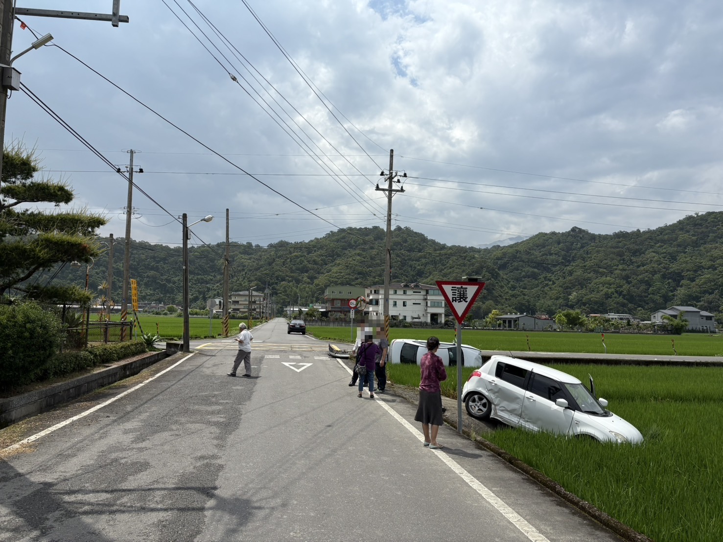 兩車互撞翻覆自小客駕駛高齡89歲 三人受傷送醫肇責待釐清 - https://www.watchmedia01.com