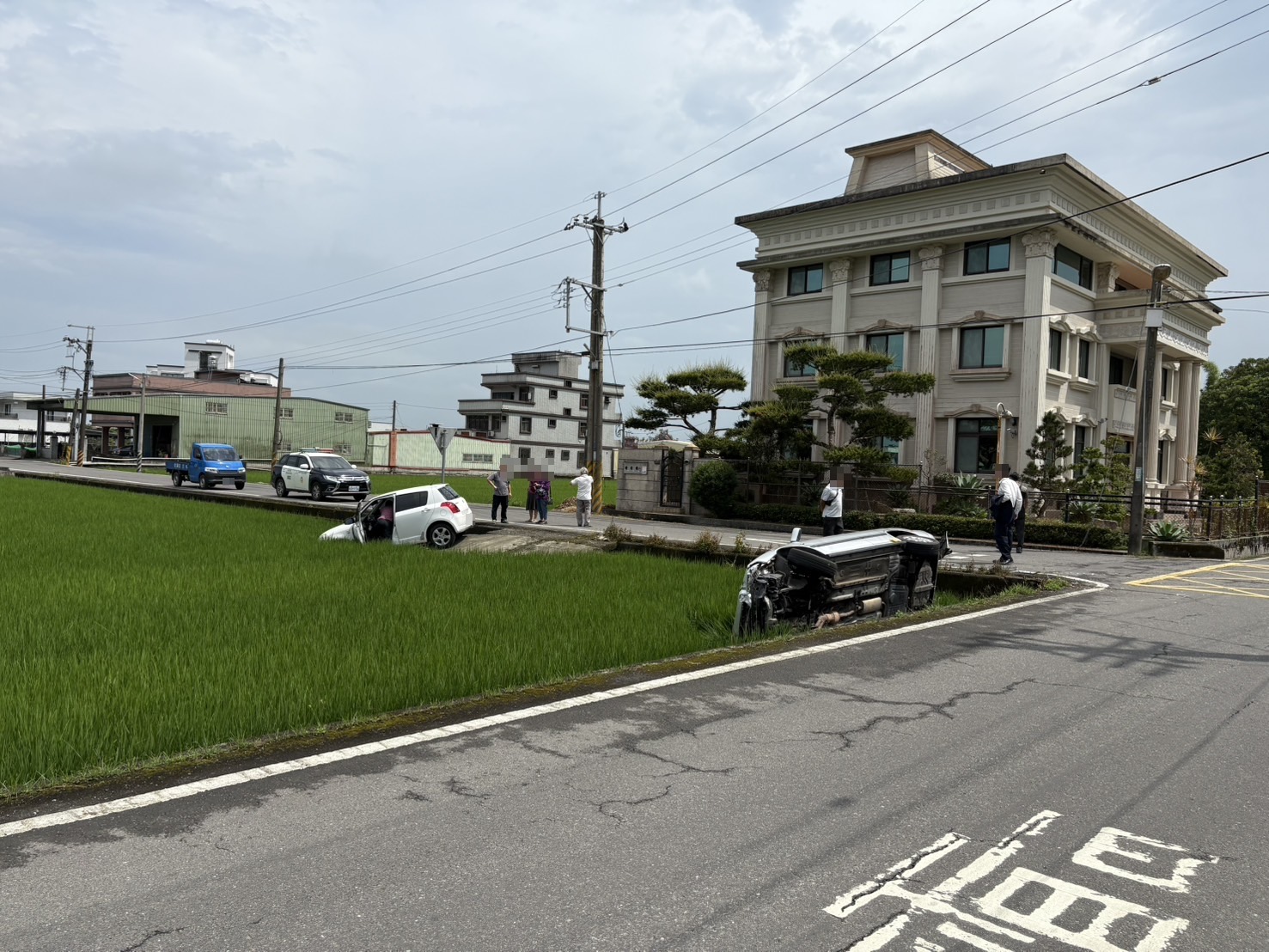 兩車互撞翻覆自小客駕駛高齡89歲 三人受傷送醫肇責待釐清 - https://www.watchmedia01.com