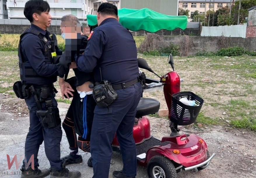 徒手扛起代步車　斗六警烈日救援受困老翁展現硬漢柔情 - https://www.watchmedia01.com