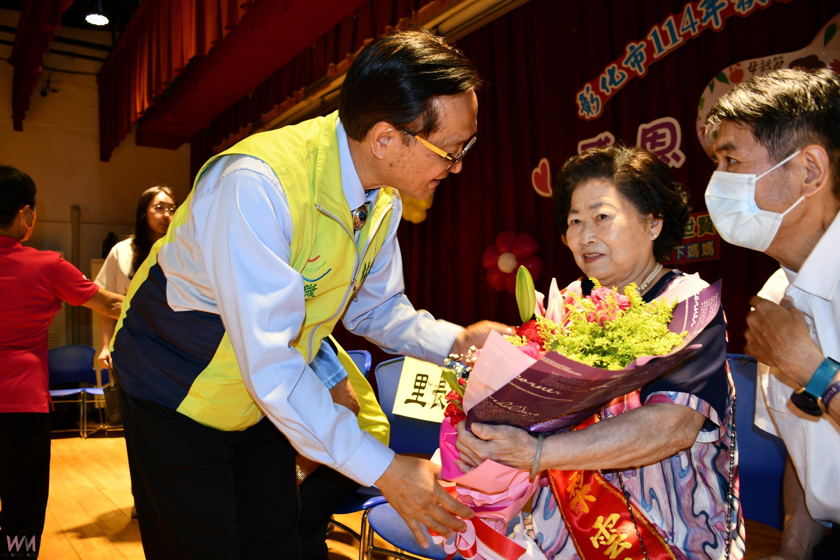 敬母如神!彰化市表揚58位模範母親 市長呼籲把握時光行孝 - https://www.watchmedia01.com