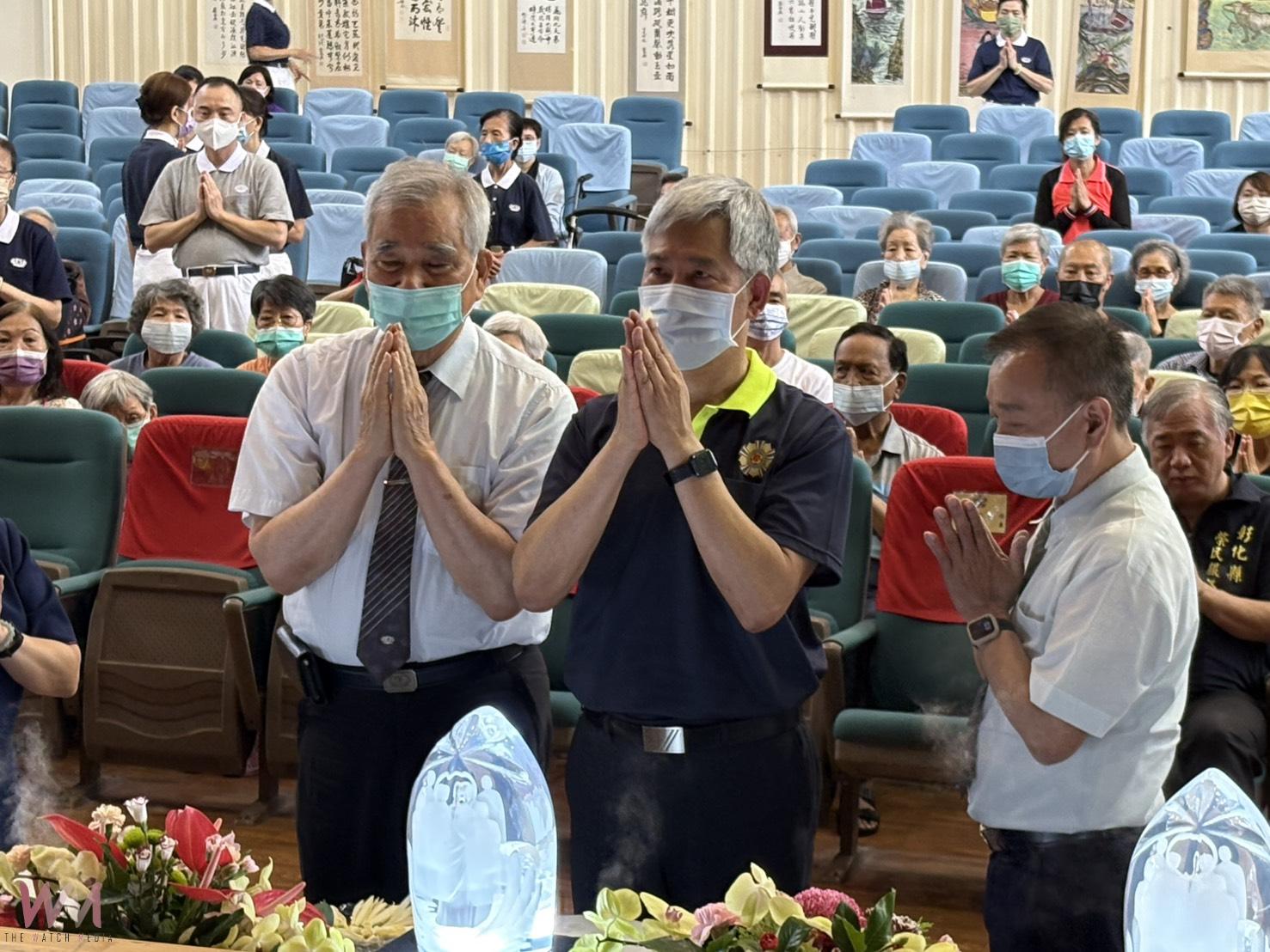(有影片)/志工奉獻愛心傳遞祝福 榮家長輩感動齊聲祝願社會祥和 - https://www.watchmedia01.com