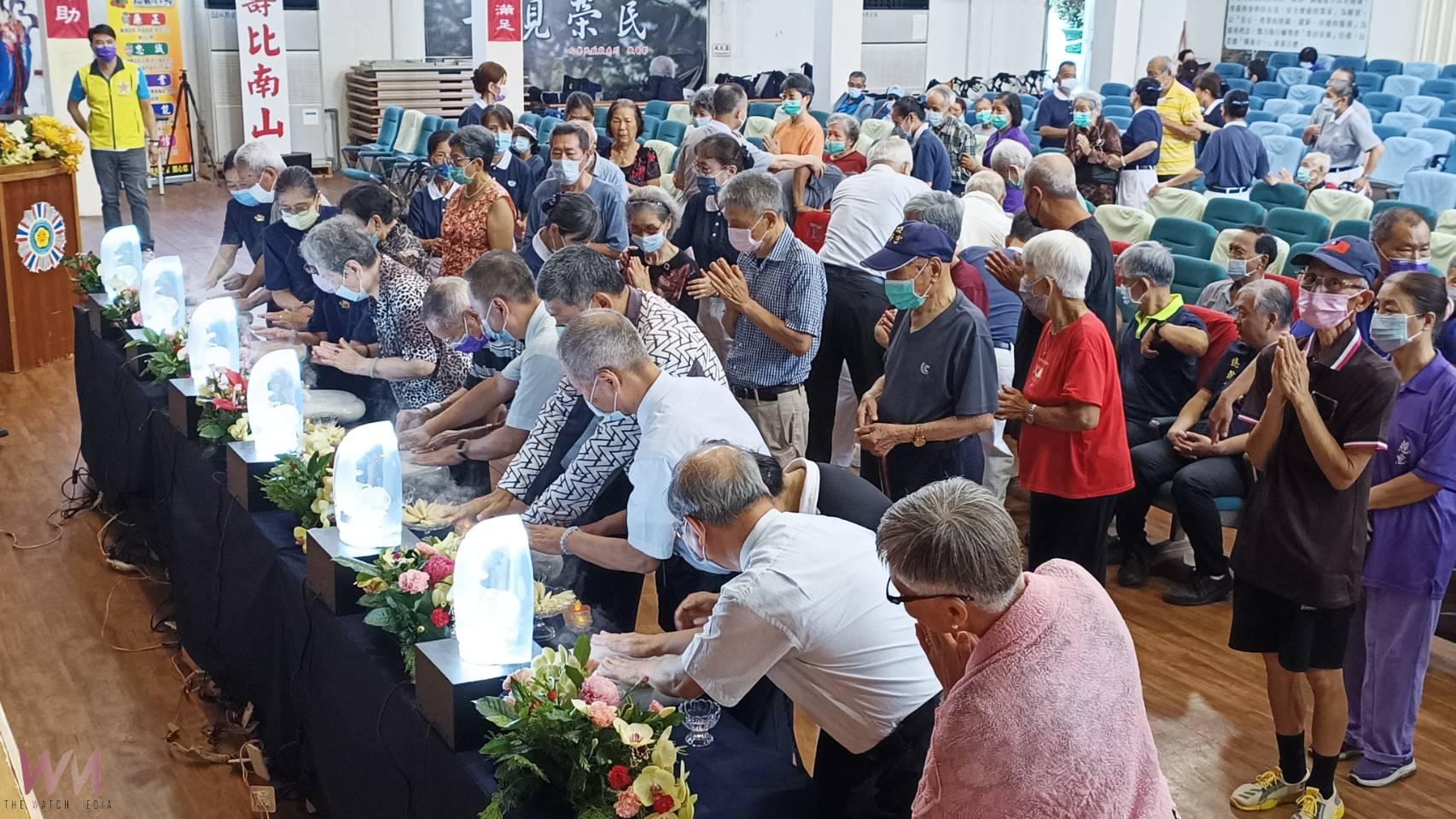 （有影片）／志工奉獻愛心傳遞祝福　榮家長輩感動齊聲祝願社會祥和 - https://www.watchmedia01.com
