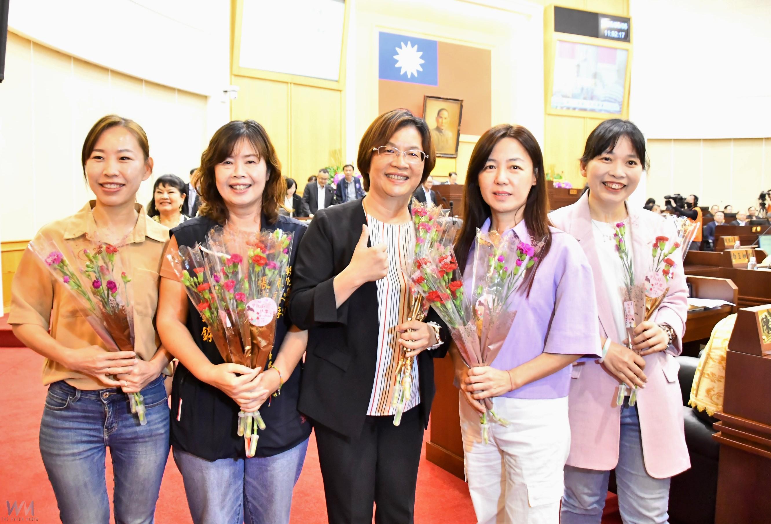 (有影片)/康乃馨飄香 彰化縣議會開幕典禮 推廣康乃馨傳遞母親節祝福 - https://www.watchmedia01.com