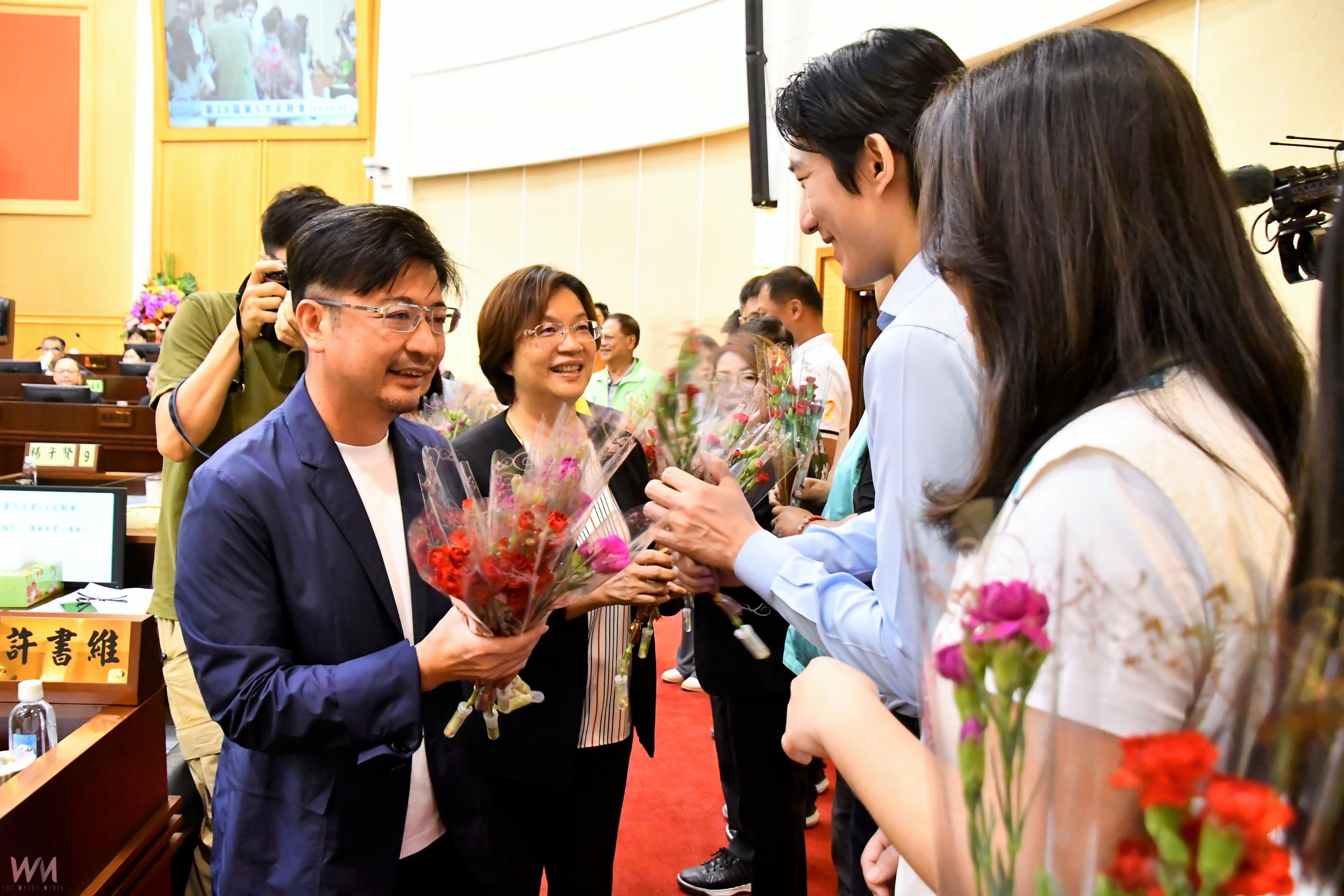 (有影片)/康乃馨飄香 彰化縣議會開幕典禮 推廣康乃馨傳遞母親節祝福 - https://www.watchmedia01.com