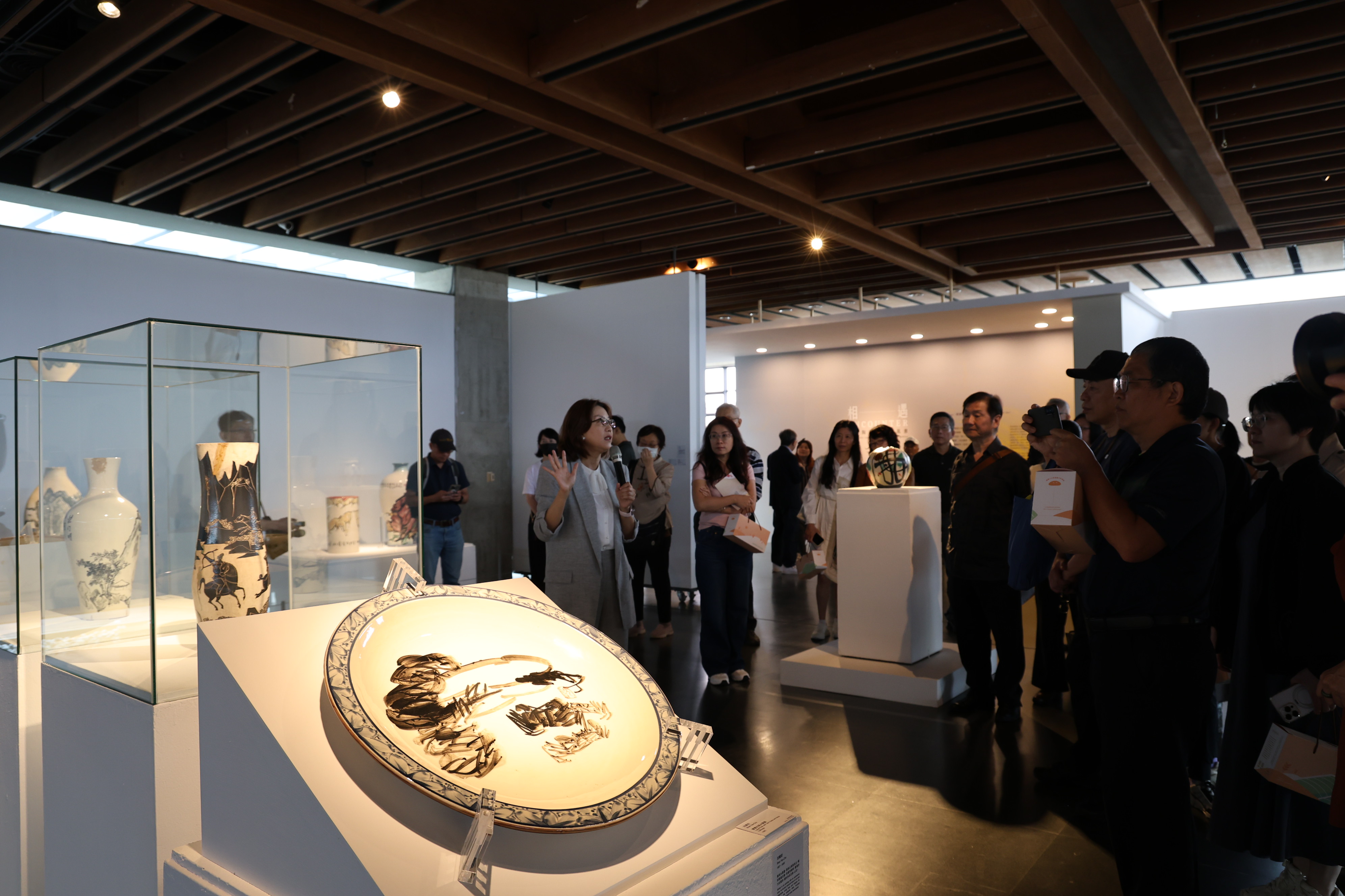 畫家畫筆躍上陶瓷嶄新美感 !「相遇:臺灣陶瓷的美術風景」特展陶博館展出 - https://www.watchmedia01.com