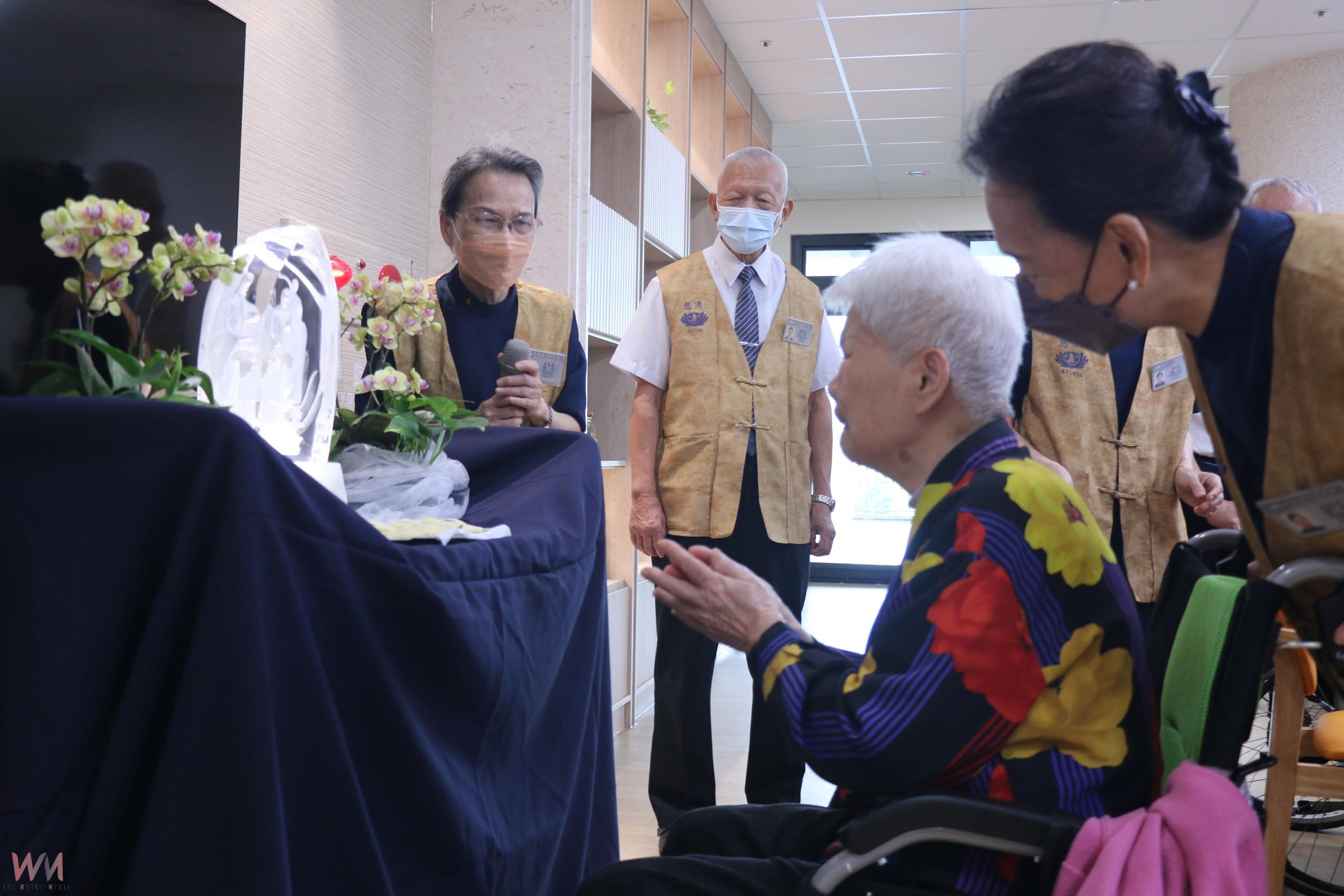 慈濟醫療台中市立仁愛長照機構首次浴佛　住民長輩感動流淚 - https://www.watchmedia01.com