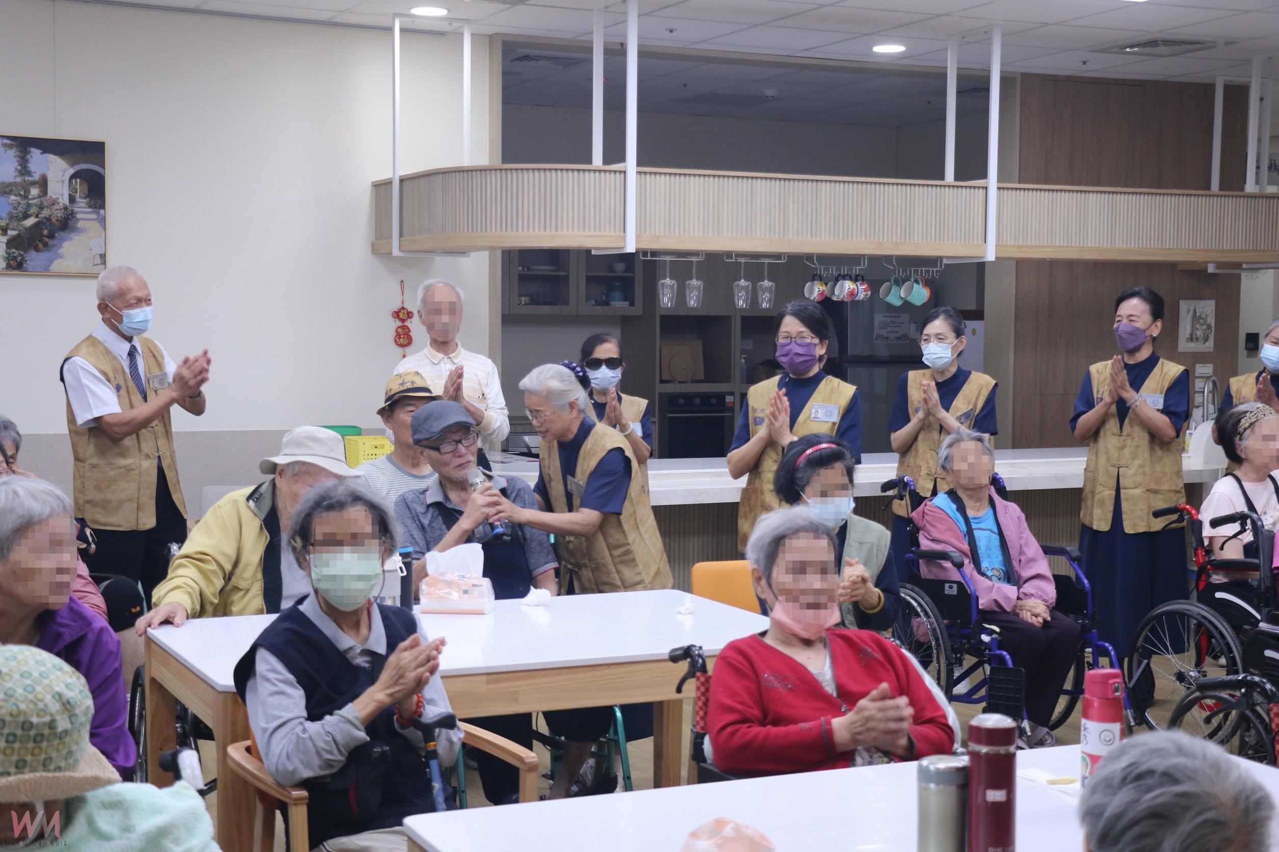 慈濟醫療台中市立仁愛長照機構首次浴佛　住民長輩感動流淚 - https://www.watchmedia01.com