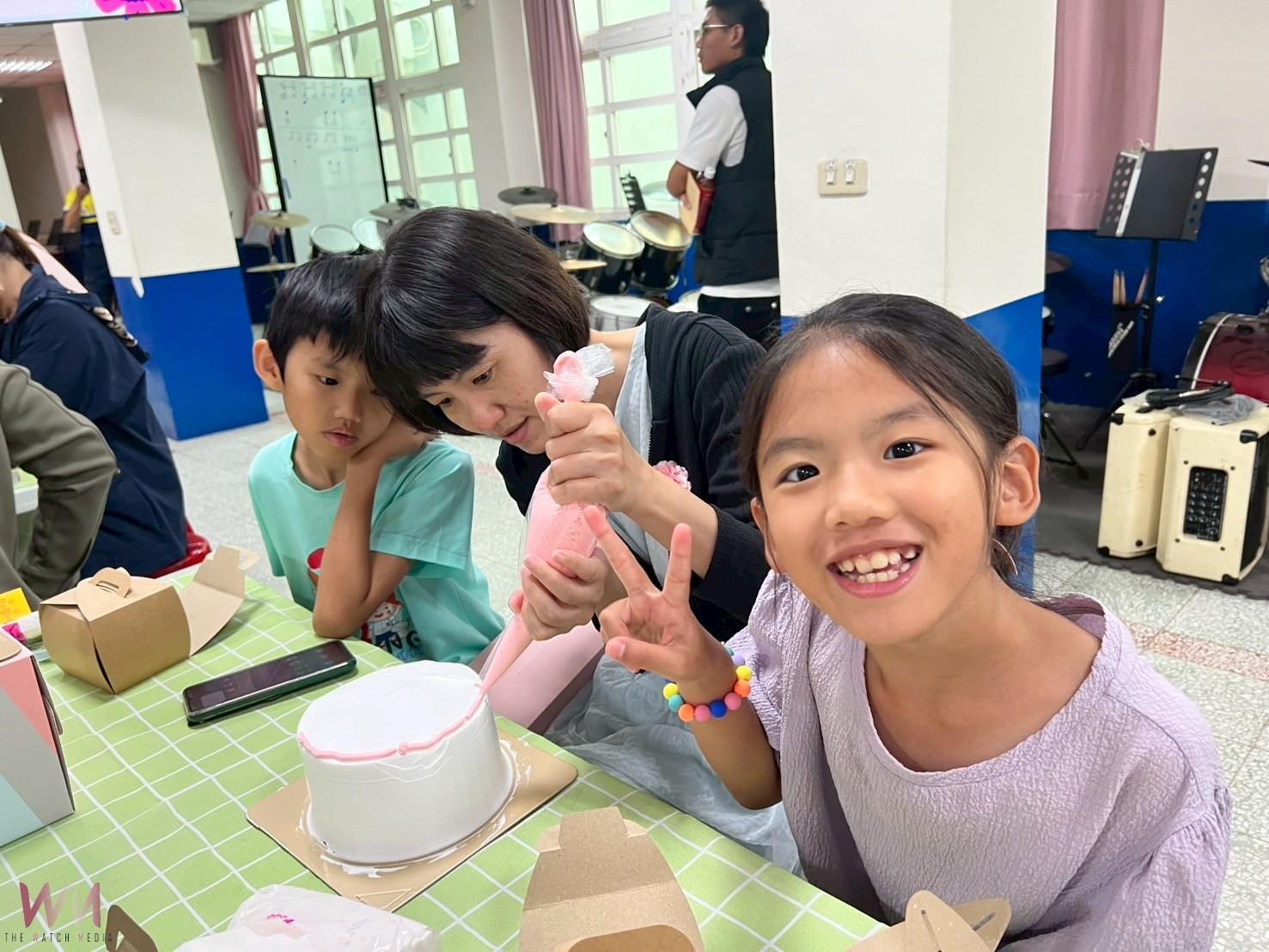 (有影片)/國聖國小舉辦感恩蛋糕DIY活動 親子攜手迎接母親節溫馨時光 - https://www.watchmedia01.com