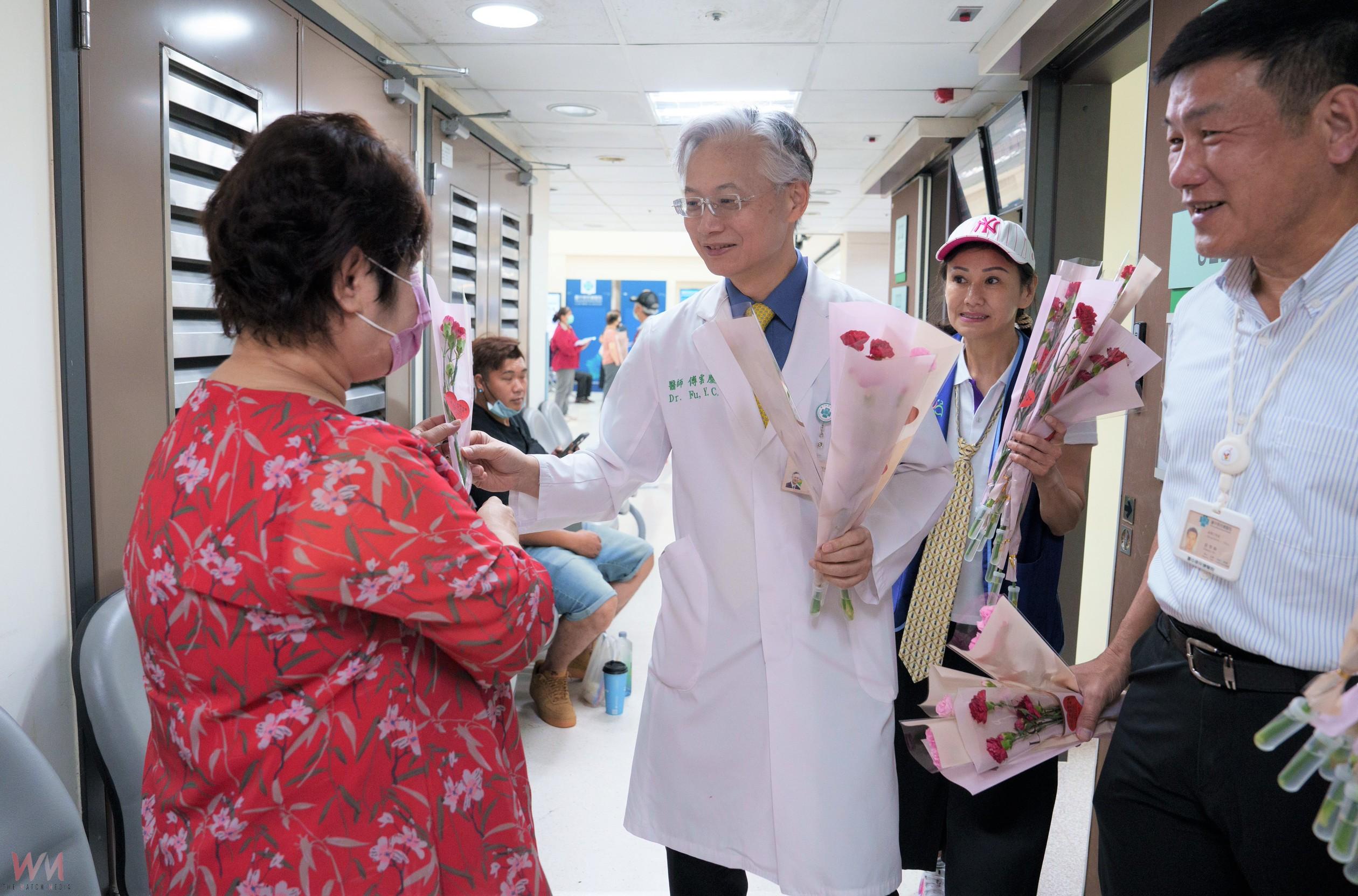 跨世代同台獻愛　臺中榮總千歲志工團攜幼兒園萌娃喜迎母親節 - https://www.watchmedia01.com