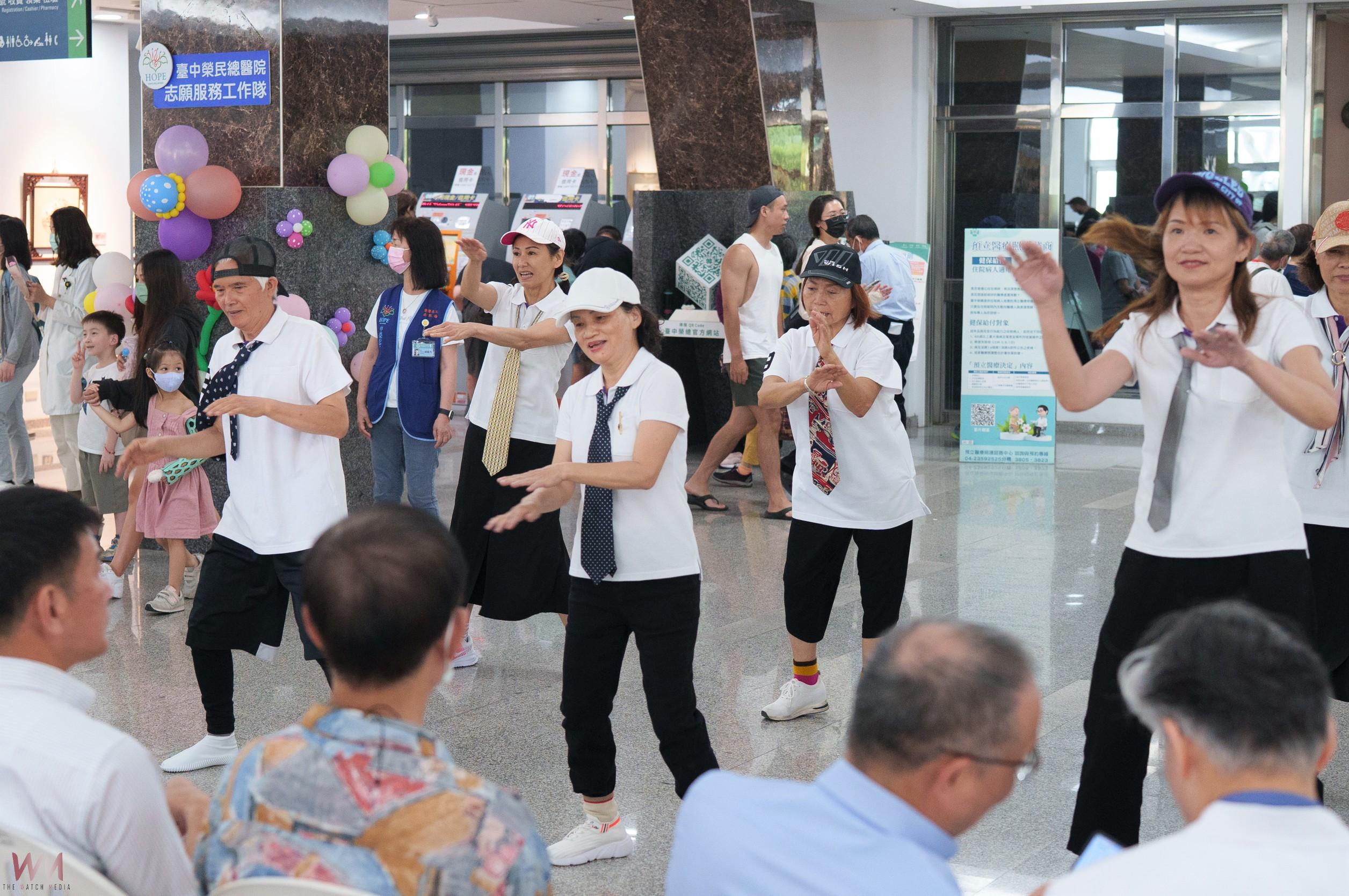 跨世代同台獻愛　臺中榮總千歲志工團攜幼兒園萌娃喜迎母親節 - https://www.watchmedia01.com