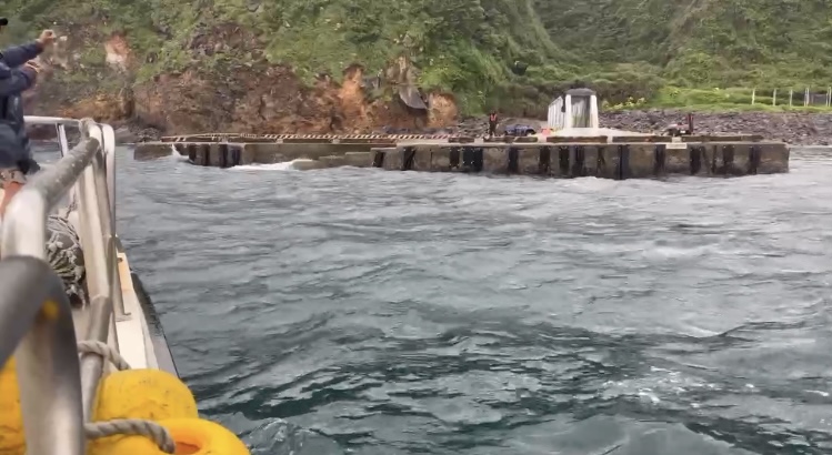 ［快訊］湧浪致使碼頭靠泊安全堪虞  龜山島緊急宣佈封島 - https://www.watchmedia01.com