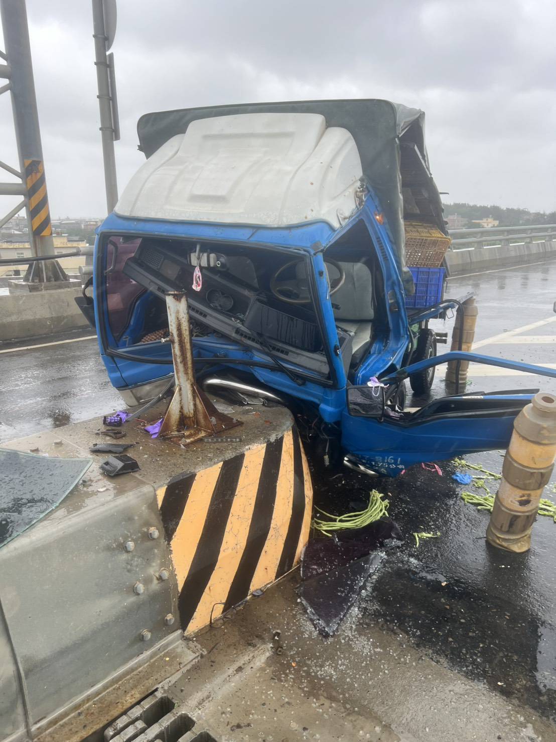 (有影片)/台61線大城交流道車禍 小貨車撞安全島駕駛腿傷送醫 - https://www.watchmedia01.com