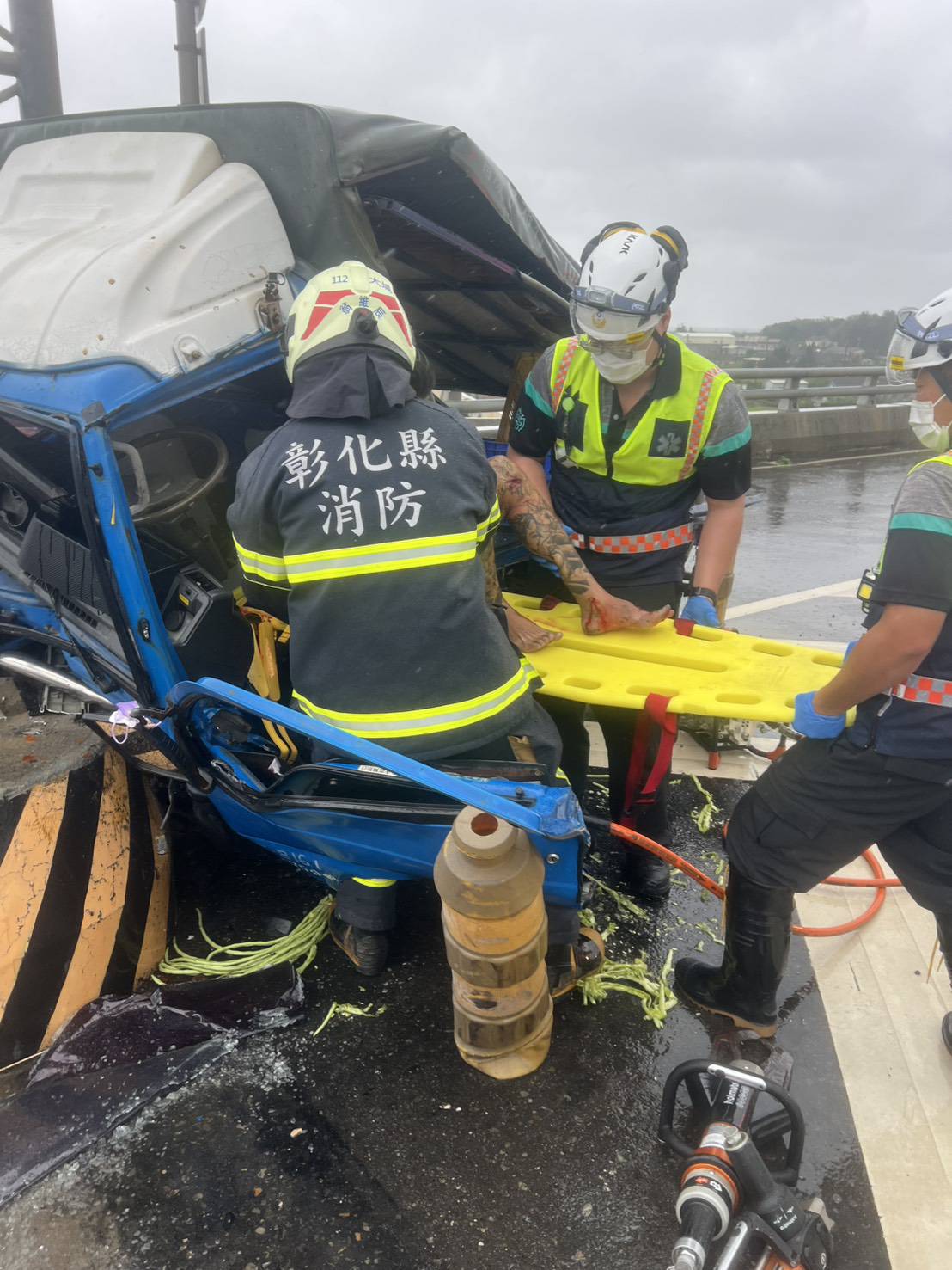 (有影片)/台61線大城交流道車禍 小貨車撞安全島駕駛腿傷送醫 - https://www.watchmedia01.com