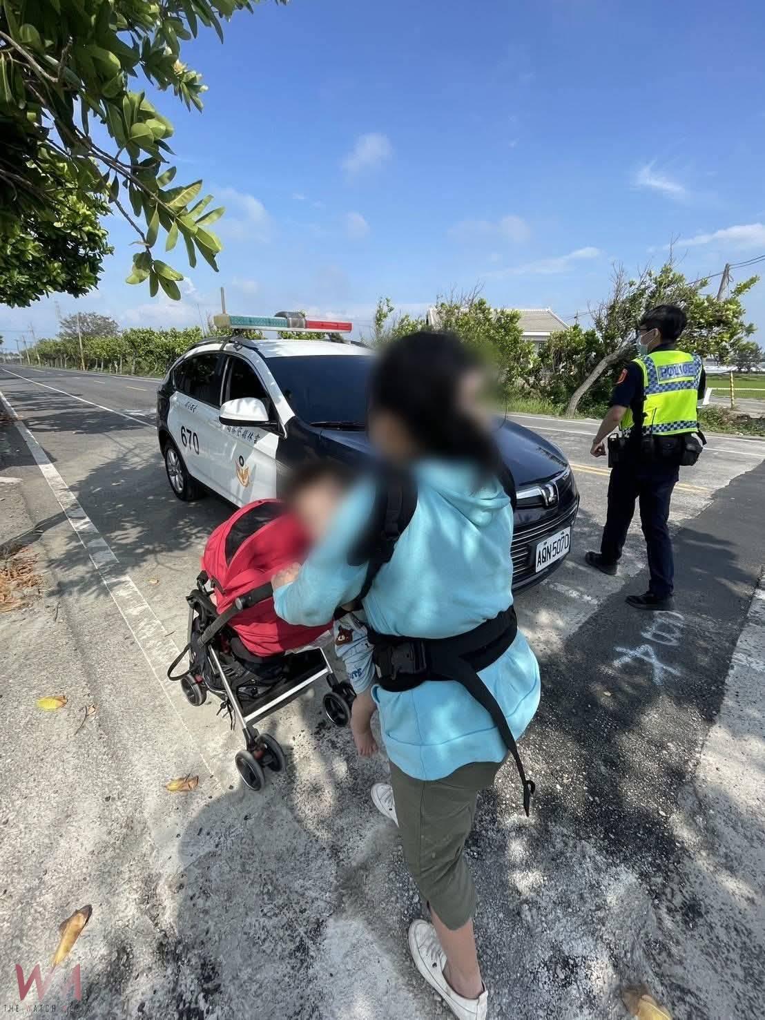 烈日下母揹嬰徒步20公里接小孩 員警即時援手傳遞社會溫情 - https://www.watchmedia01.com
