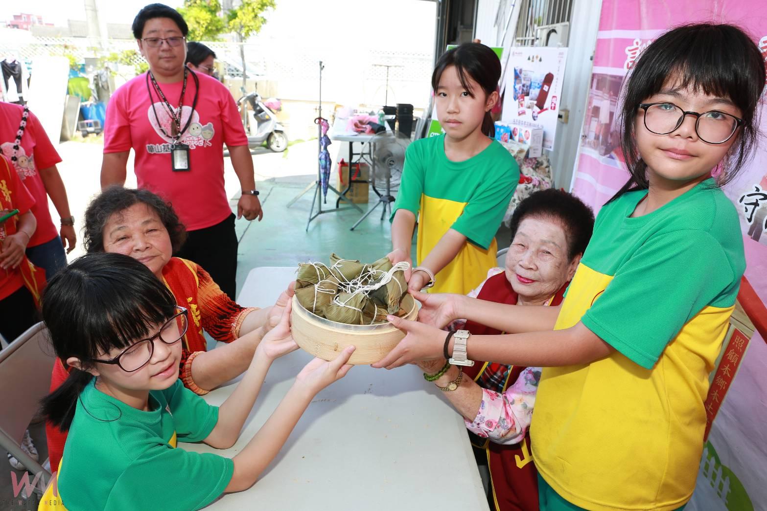 （有影片）／華山基金會舉辦「傳承端午情」　仁豐國小學童體驗敬老惜老 - https://www.watchmedia01.com