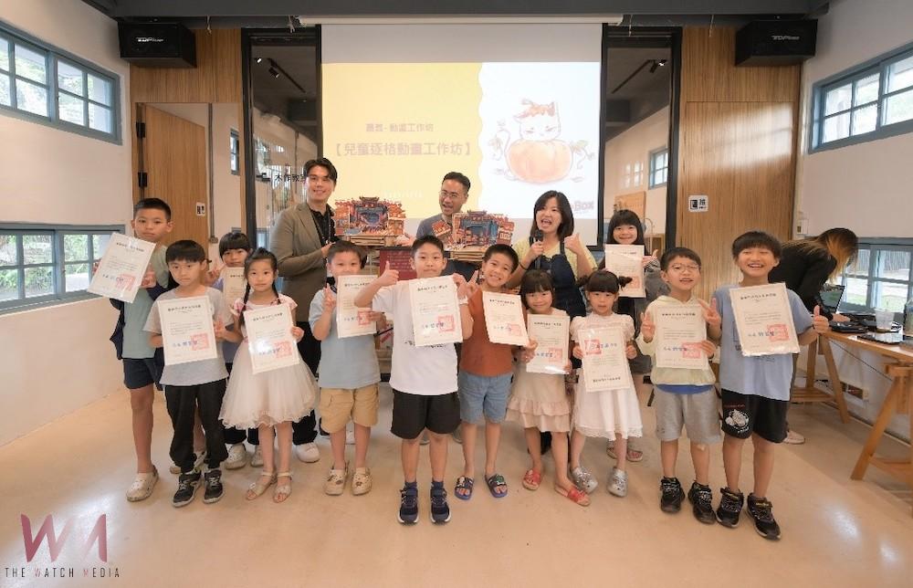 市政府文化局謝育哲局長與小導演們,及劉志濬導師手捧結業證書合影。(圖/嘉義市政府提供)