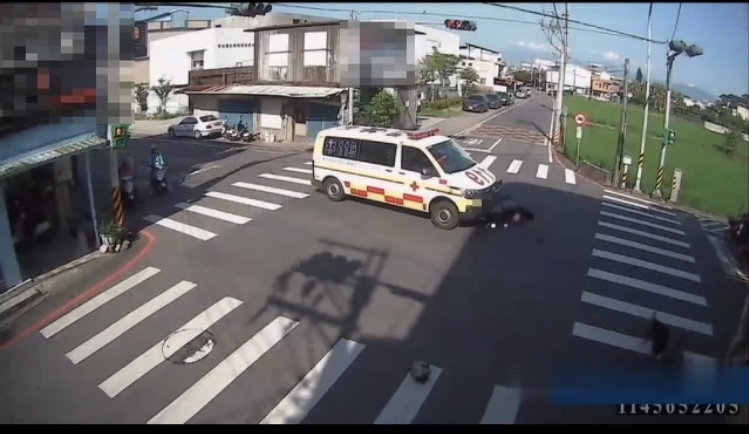 救護車撞飛女騎士 幸送醫後無大礙 - https://www.watchmedia01.com