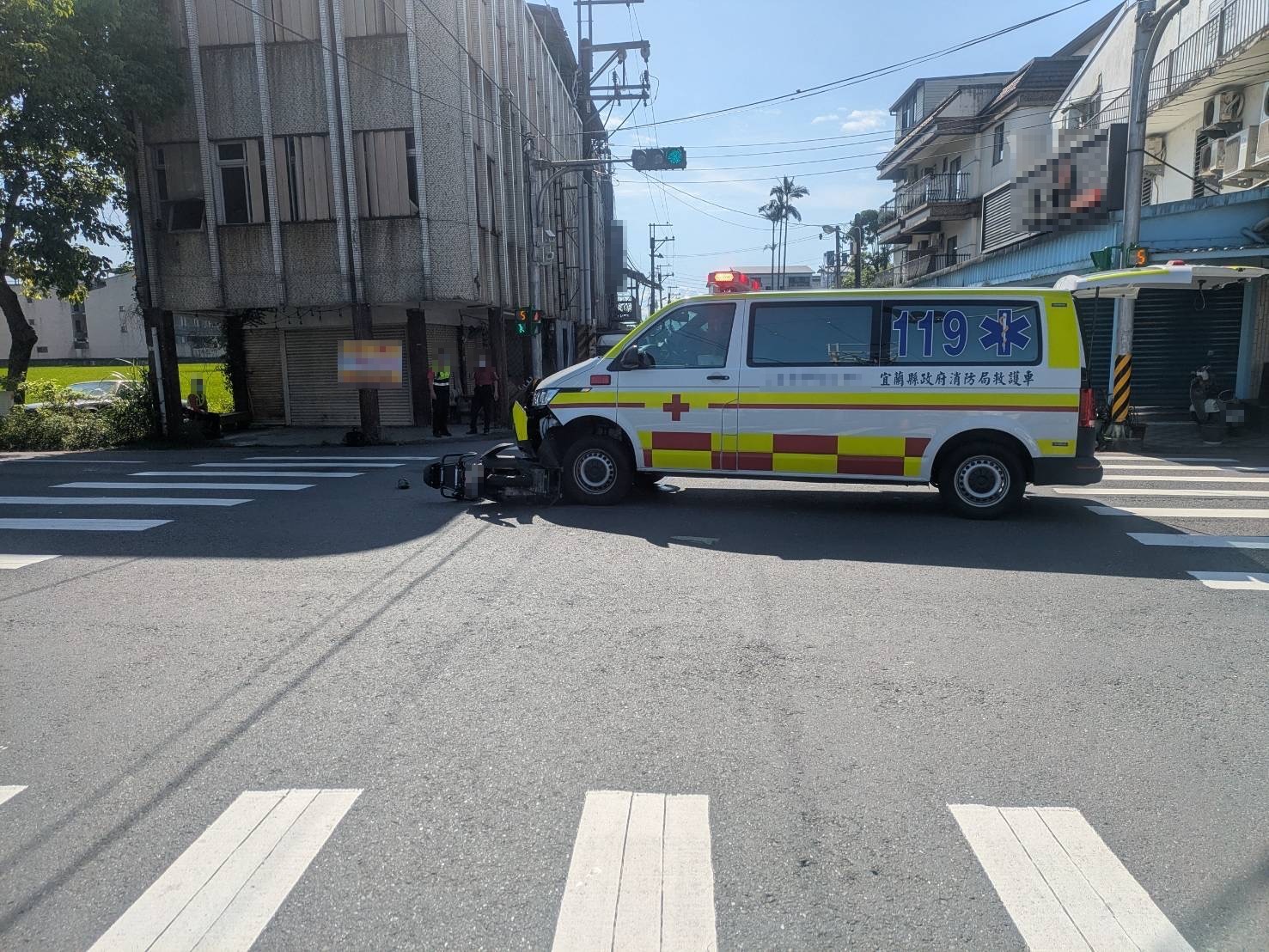 救護車撞飛女騎士 幸送醫後無大礙 - https://www.watchmedia01.com