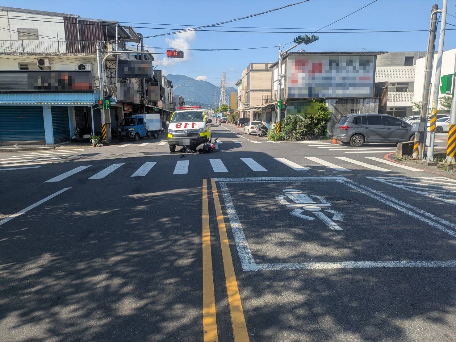 救護車撞飛女騎士 幸送醫後無大礙 - https://www.watchmedia01.com