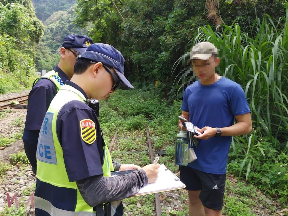 阿里山林鐵處將持續取締違規行走鐵軌者。(圖/林鐵處提供)