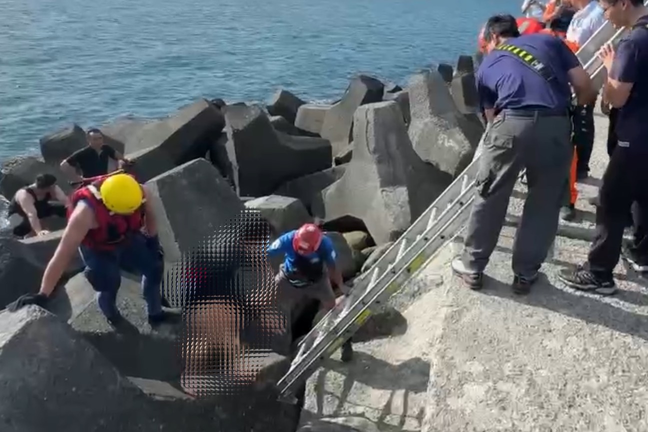 穿西裝也擋不住正義感 高雄男跳海救人感動全場 - https://www.watchmedia01.com