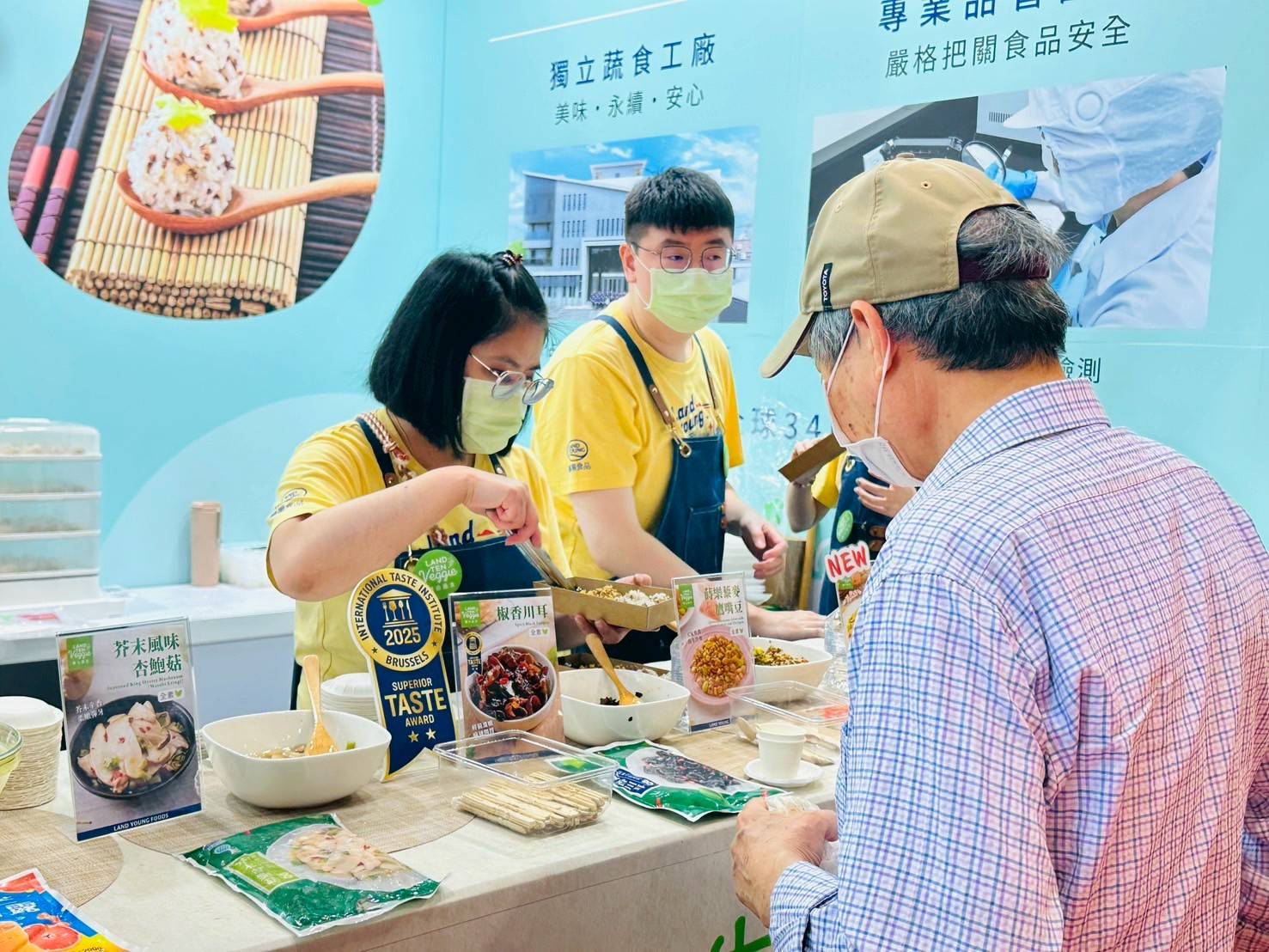 台北世貿蔬食文化節 民眾7點排隊搶領福袋 - https://www.watchmedia01.com