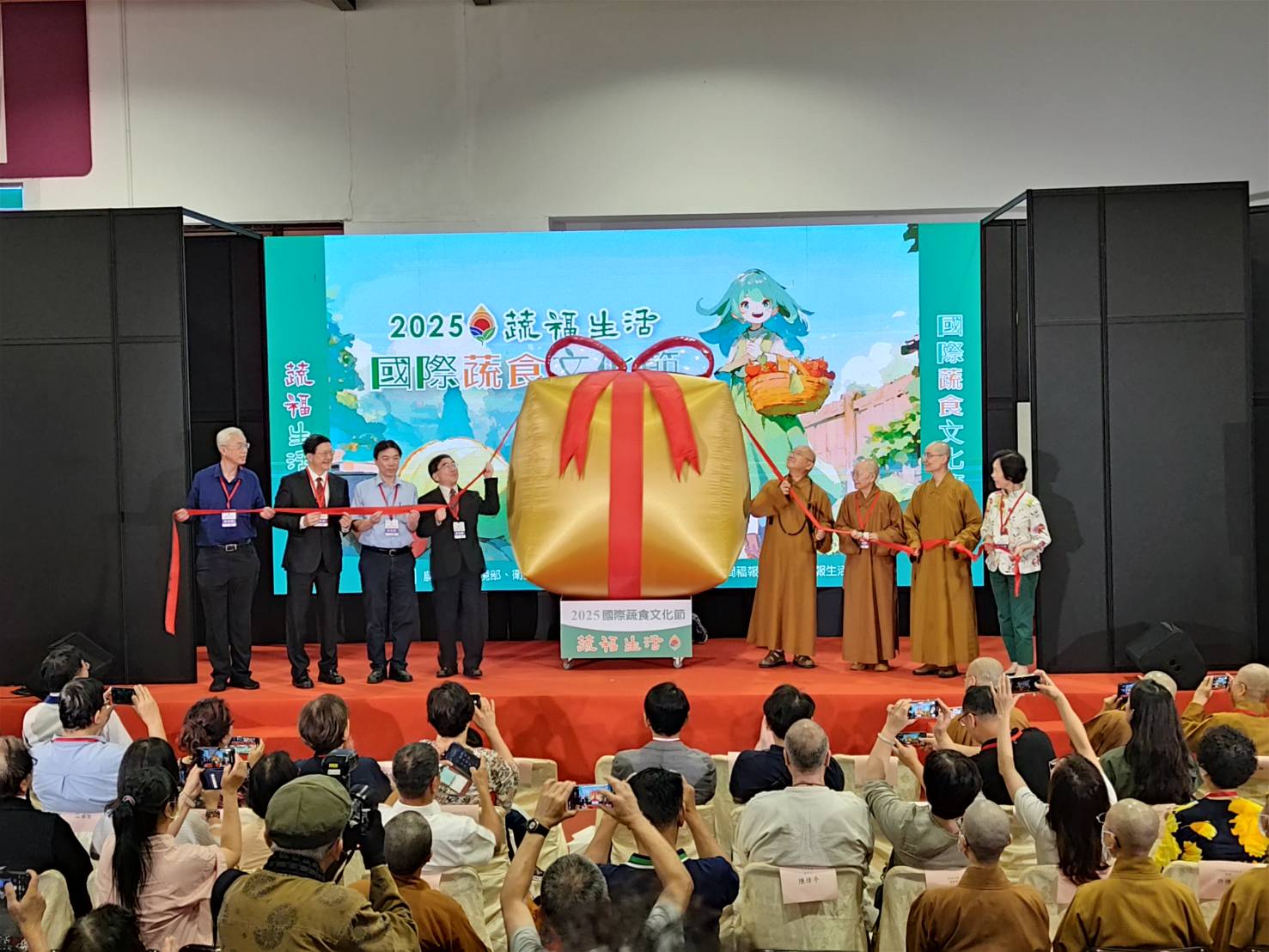 台北世貿蔬食文化節 民眾7點排隊搶領福袋 - https://www.watchmedia01.com