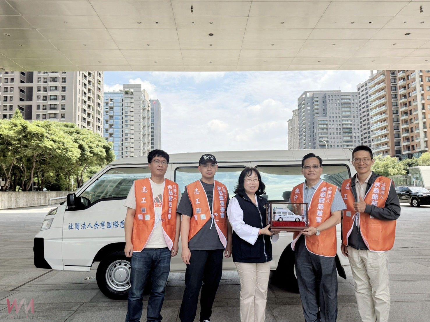 實踐四方賑濟宗旨　余慈爺慈善會捐贈中市府復康巴士 - https://www.watchmedia01.com