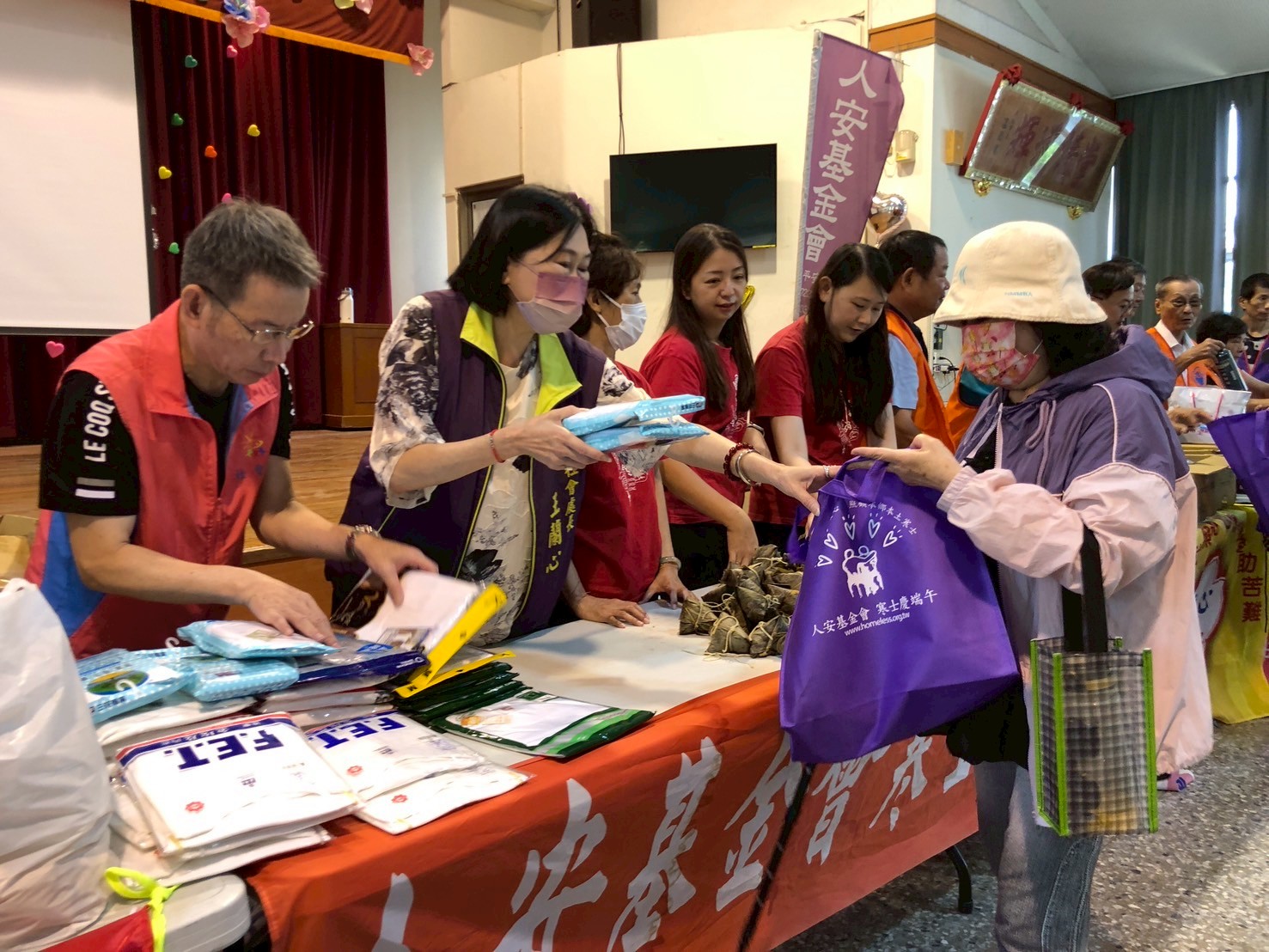 夾粽趣味賽笑聲連連 人安平安站330份粽子送暖寒士 - https://www.watchmedia01.com