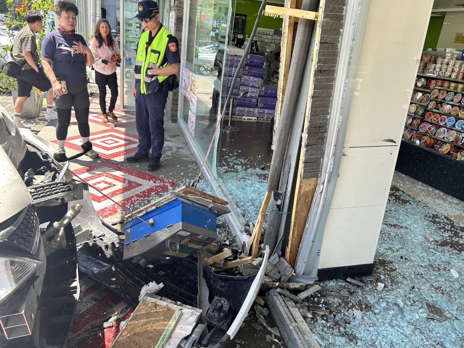 車輛失控衝撞超商仁愛警方呼籲車輛行駛山區下坡時應善用低速檔 - https://www.watchmedia01.com
