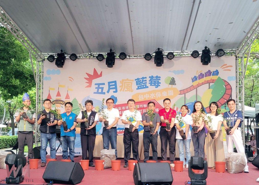 五月瘋藍莓 爺奶啦啦GO！千歲啦啦隊熱舞應援 震撼台中草悟道 - https://www.watchmedia01.com