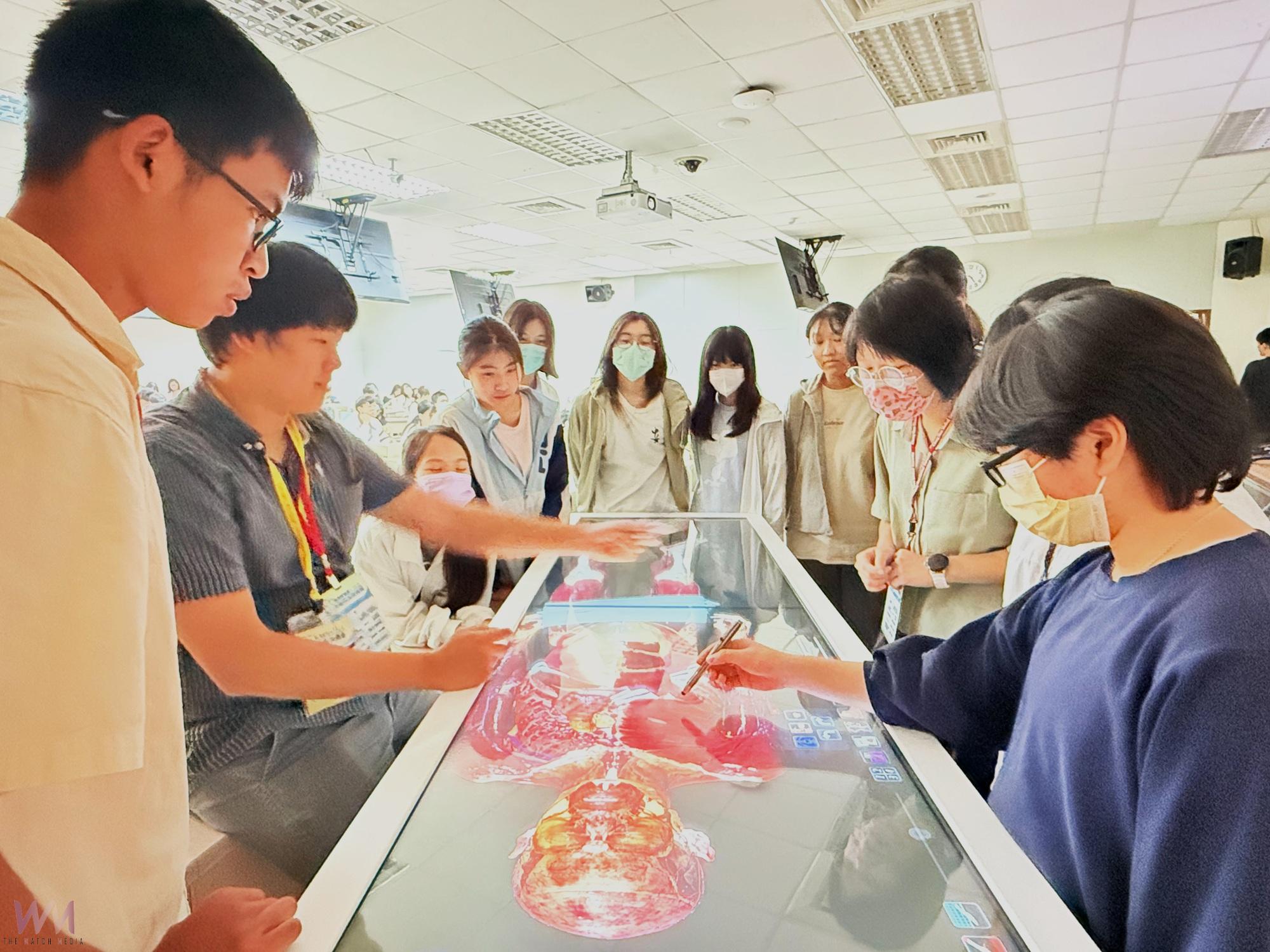 中山醫大生物科技研習營　引領高中生走入臨床、人文與解剖現場 - https://www.watchmedia01.com