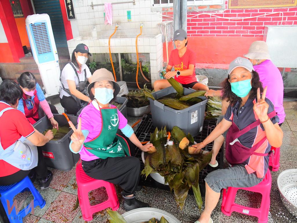 員林市園林食物銀行志工綁粽傳愛 關懷戶佳節享受愛心美食 - https://www.watchmedia01.com