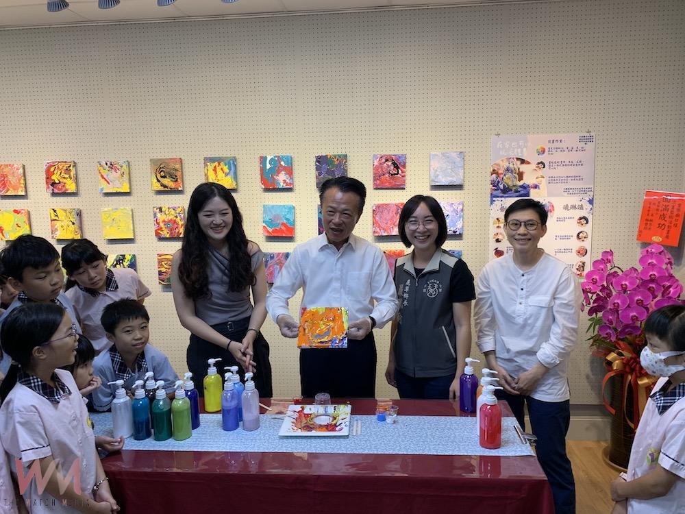 嘉義縣翁章梁縣長親自體驗流畫藝術。(圖/記者陳惲朋攝)