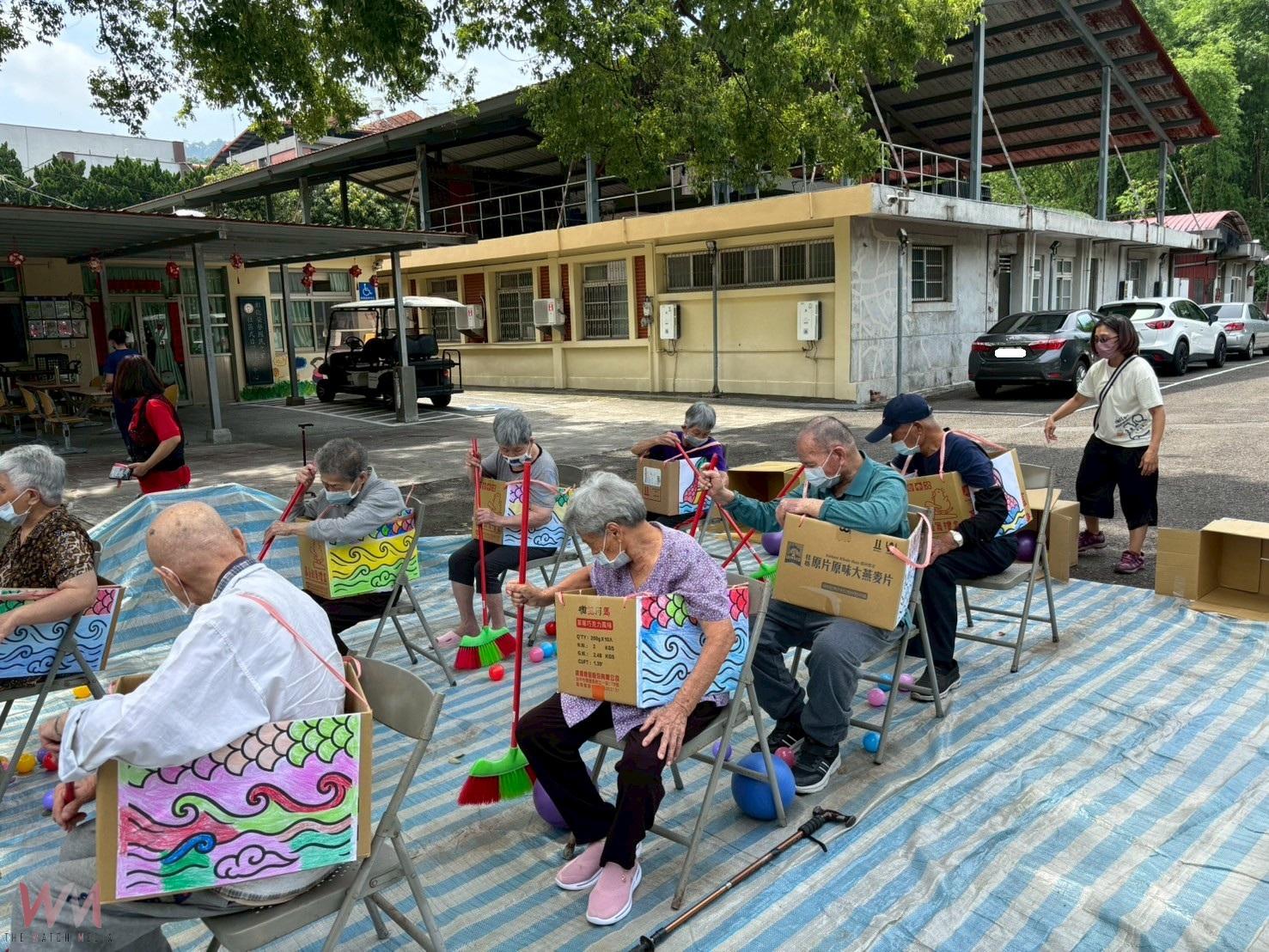 （有影片）／榮家長輩划「陸上龍舟」迎端午　笑聲滿場熱鬧滾滾 - https://www.watchmedia01.com