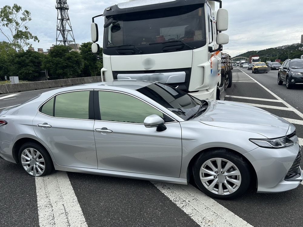 國道1號楊梅段半聯結車疑變道釀事故 無人傷亡 - https://www.watchmedia01.com