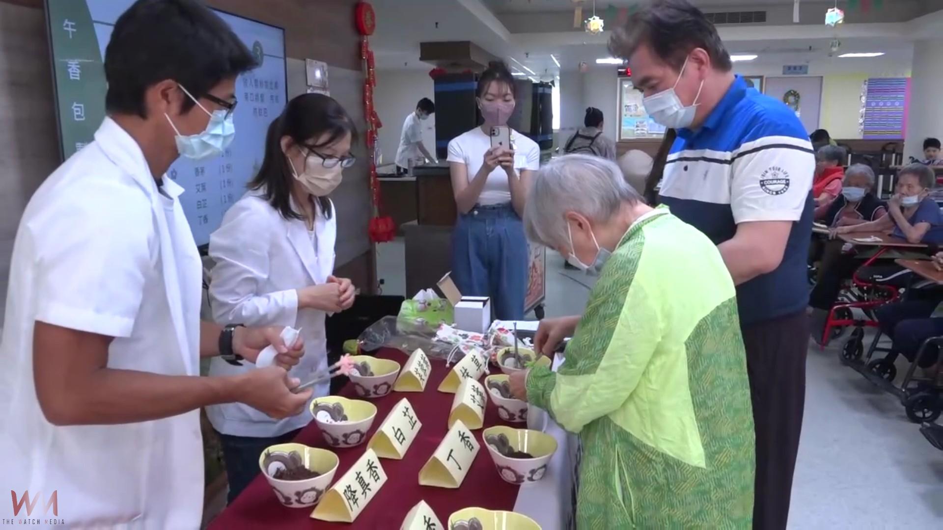 （有影片）／端午節前夕製香包送祝福　中醫師與藥師為長者驅蟲健身又暖心 - https://www.watchmedia01.com