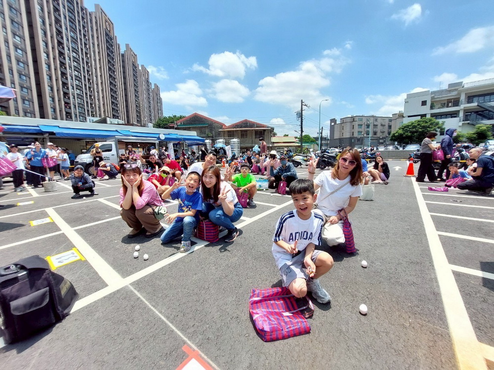 桃園平鎮忠貞市場歡樂慶端午 大小朋友立蛋祈福站滿好運