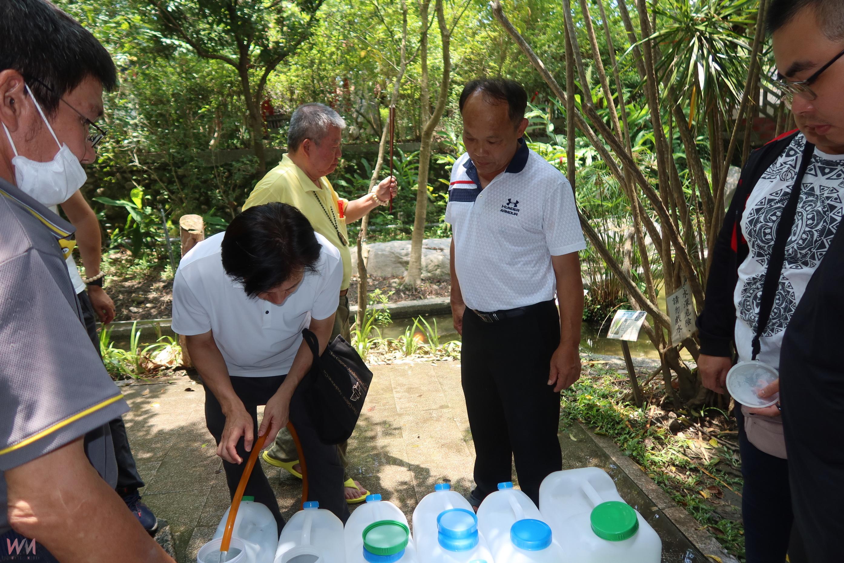 （有影片）／午時取水趨吉避凶　彰化清水岩寺甘露泉吸引信眾排隊取聖水 - https://www.watchmedia01.com